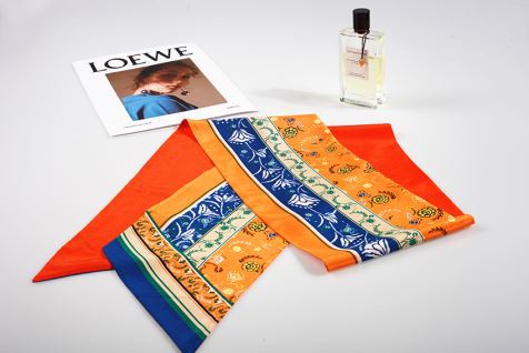 Oranžā šaura kakla šalle sievietēm