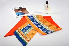 Oranžā šaura kakla šalle sievietēm