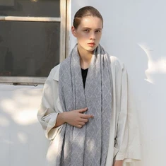 Pelēki adīta kašmira šalle