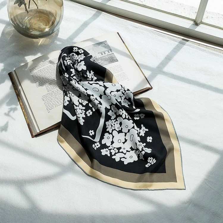 Zīda kvadrātveida galvas šalle